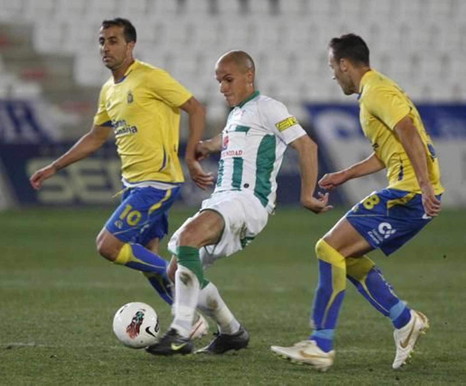 El Córdoba acosa desde el inicio la portería rival y se sobrepone a un penalti fallado por Vitolo con un golazo de Javi Patiño.

Foto: Álvaro Carmona