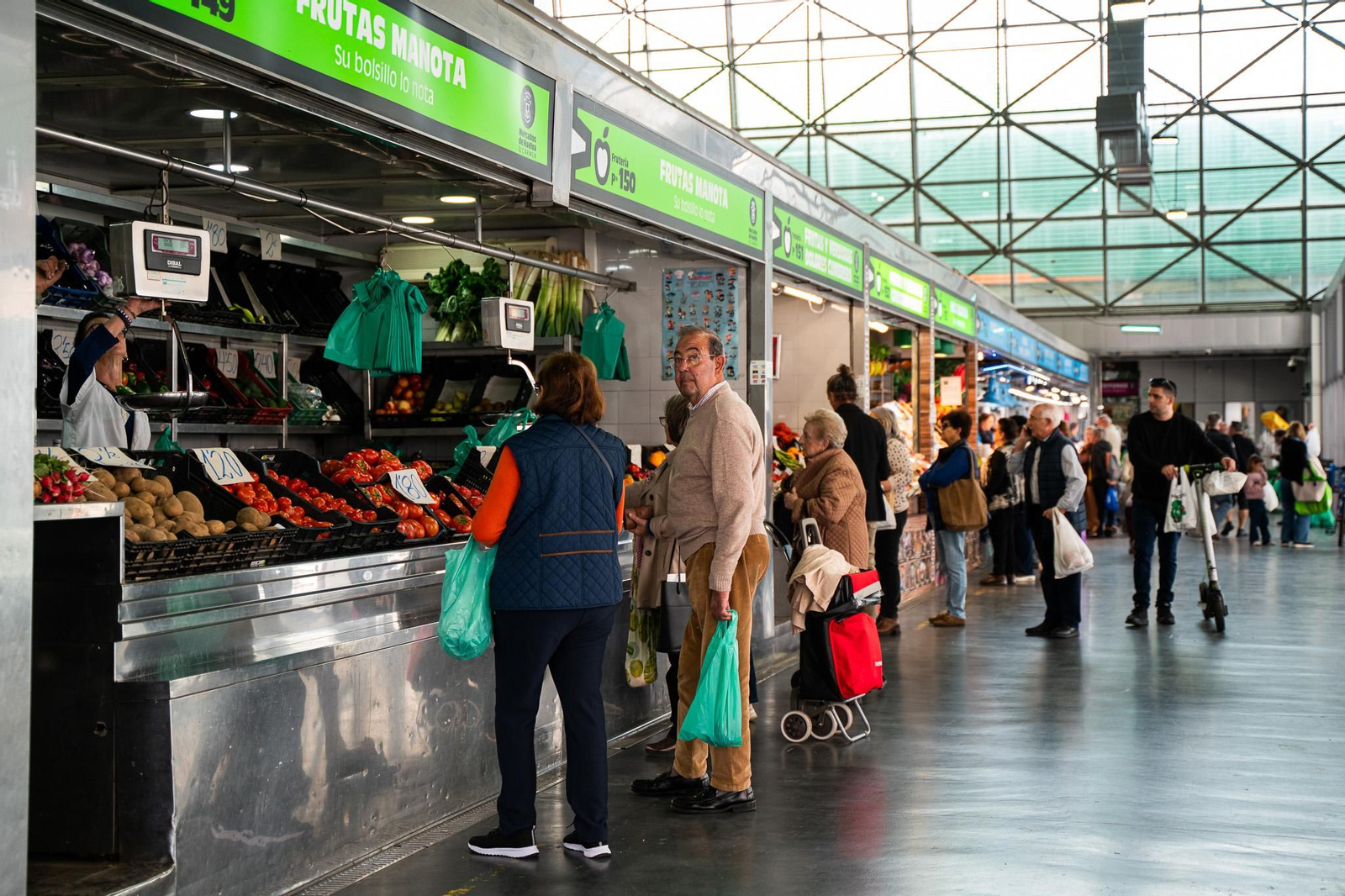 Imágenes del ambiente en el Mercado del Carmen en la mañana del martes