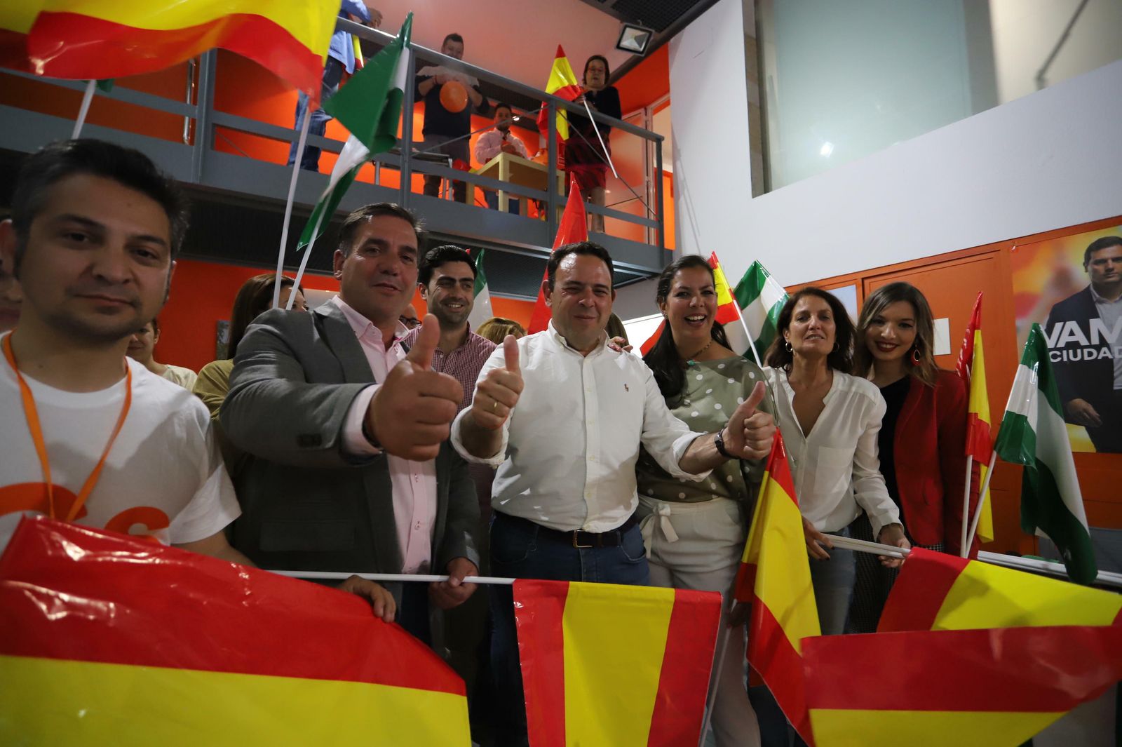 Carlos Hermoso celebra su elección junto a colaboradores y compañeros de partido.