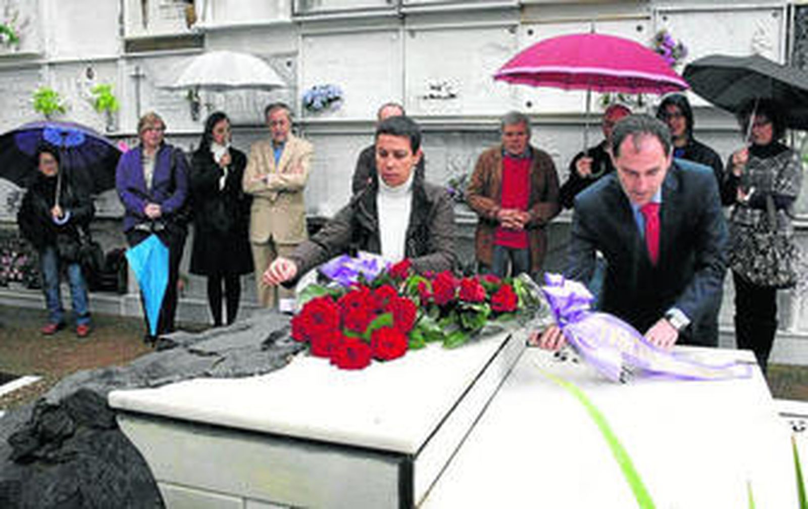 Miguel Ángel Domínguez deposita flores en el monumento a Arturo Carrasco.