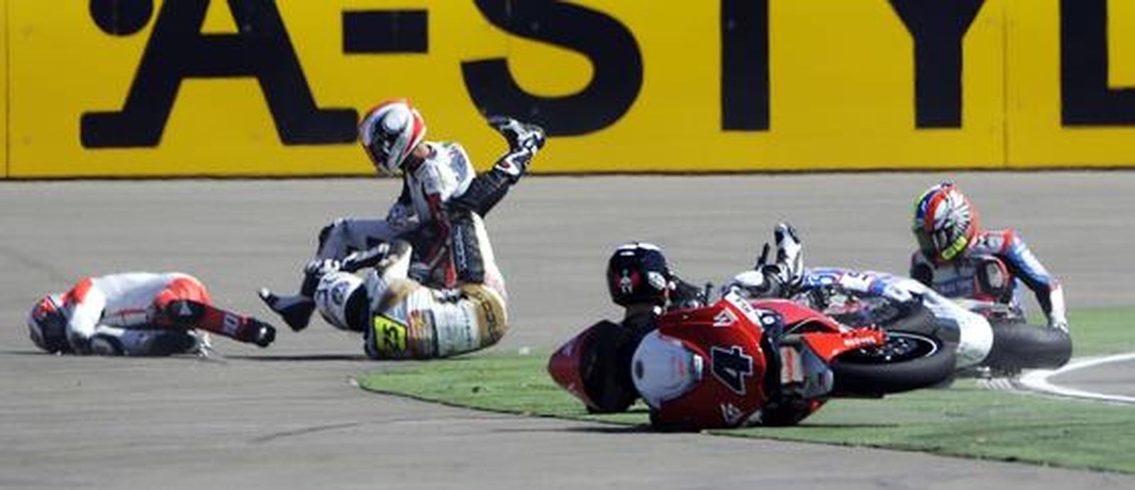 Caída en la carrera de Moto 2 del Gran Premio de Aragón.

Foto: Afp Photo