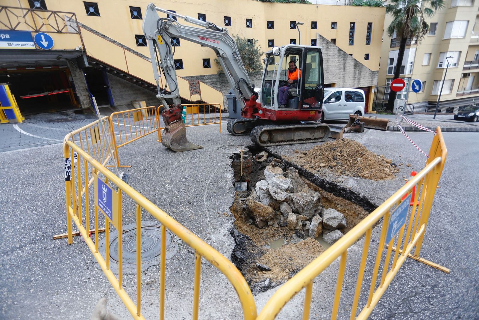 La reparación del socavón, este lunes.