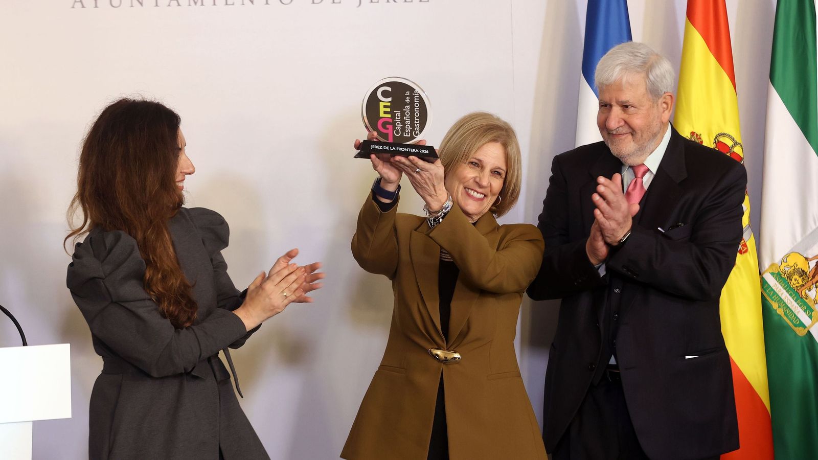 La alcaldesa recibe el relevo de Jerez como Capital Gastronómica.