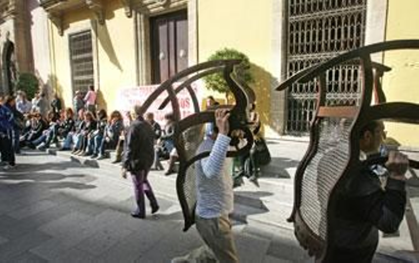 Acasa y Limasa bloquean el acceso al Consistorio y otras sedes municipales