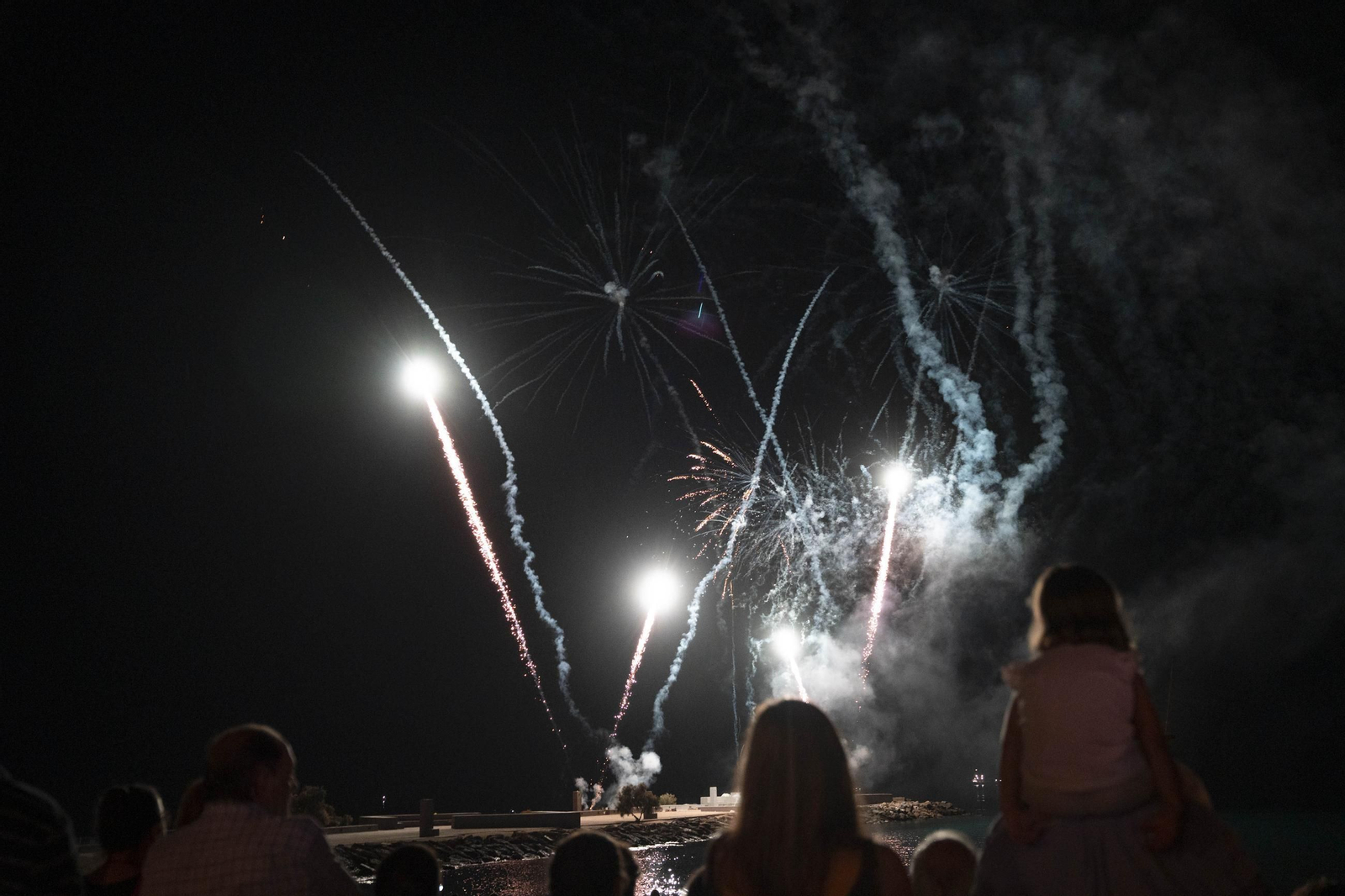 Las mejores imágenes del espectáculo piromusical que da cierre a la feria de Almería