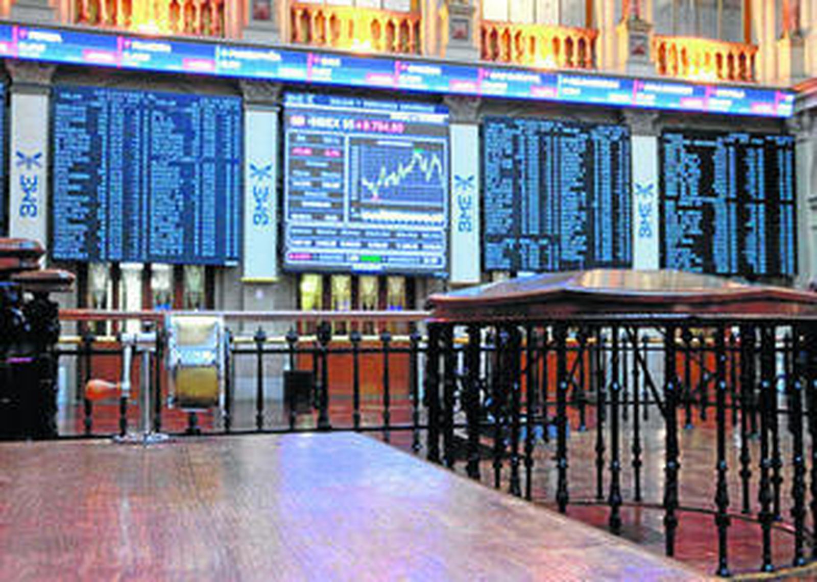 Paneles informativos en la bolsa de Madrid durante la sesión de ayer.