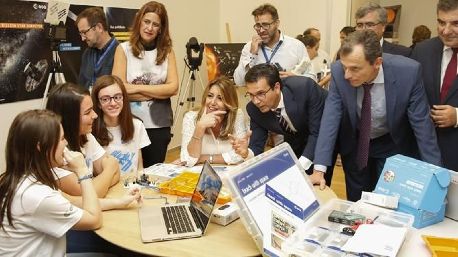 Decenas de escolares se sumaron ayer en el Parque de las Ciencias al acto oficial de apertura de la oficina ESERO.