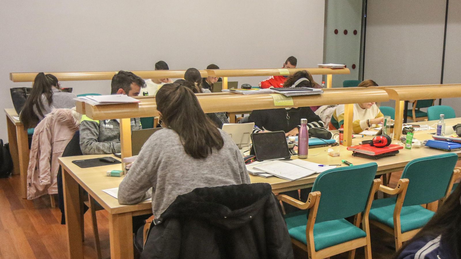 Interior de la biblioteca municipal Francisco Ayala.