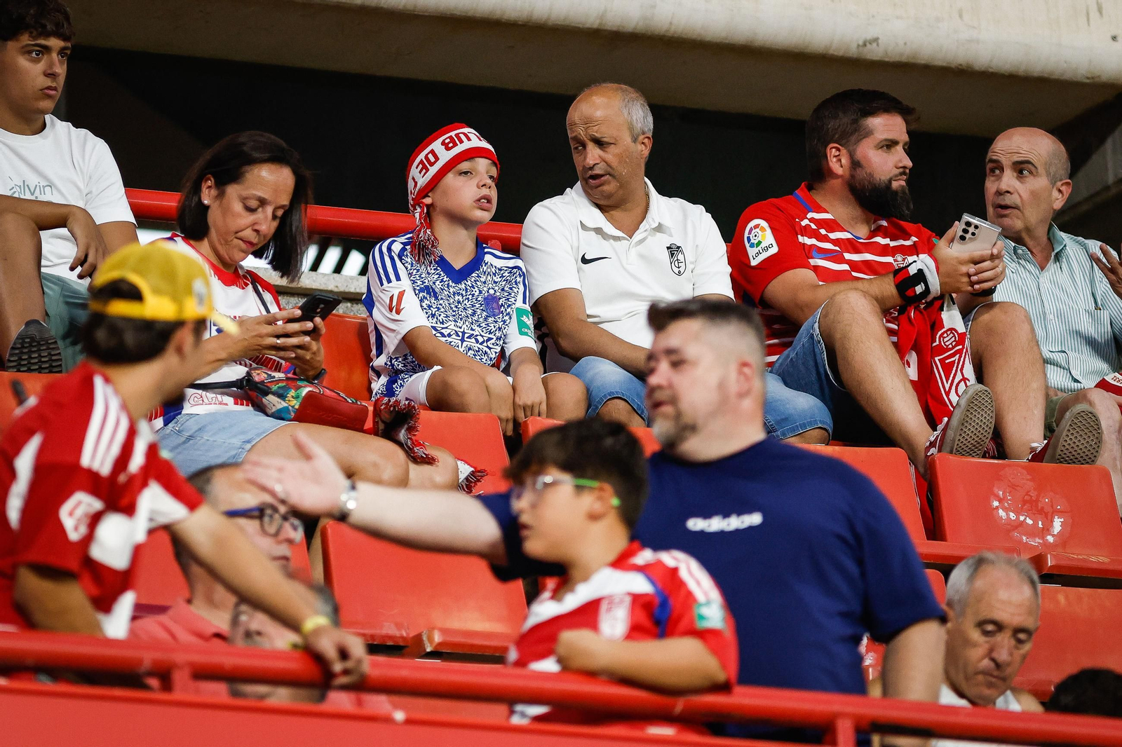 Encuéntrate en la grada de Los Cármenes y en el recibimiento al Granada CF