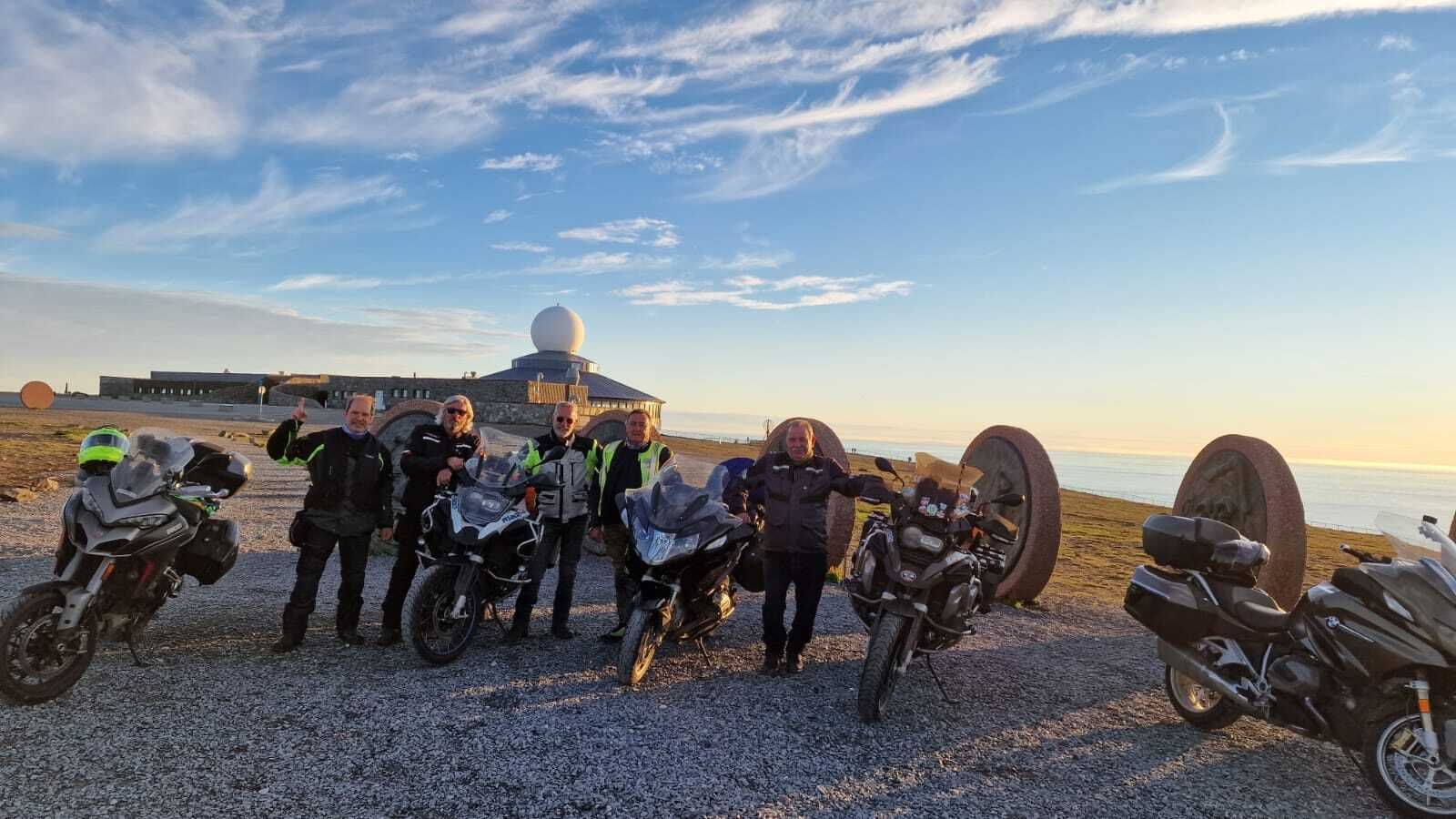 La expedición, con sus máquinas, en el punto más septentrional de Europa.