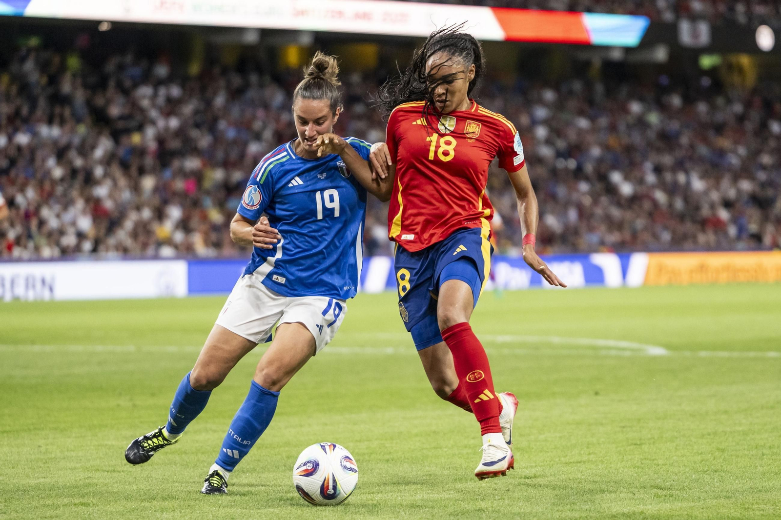 Las fotos del Italia - España de la Eurocopa femenina