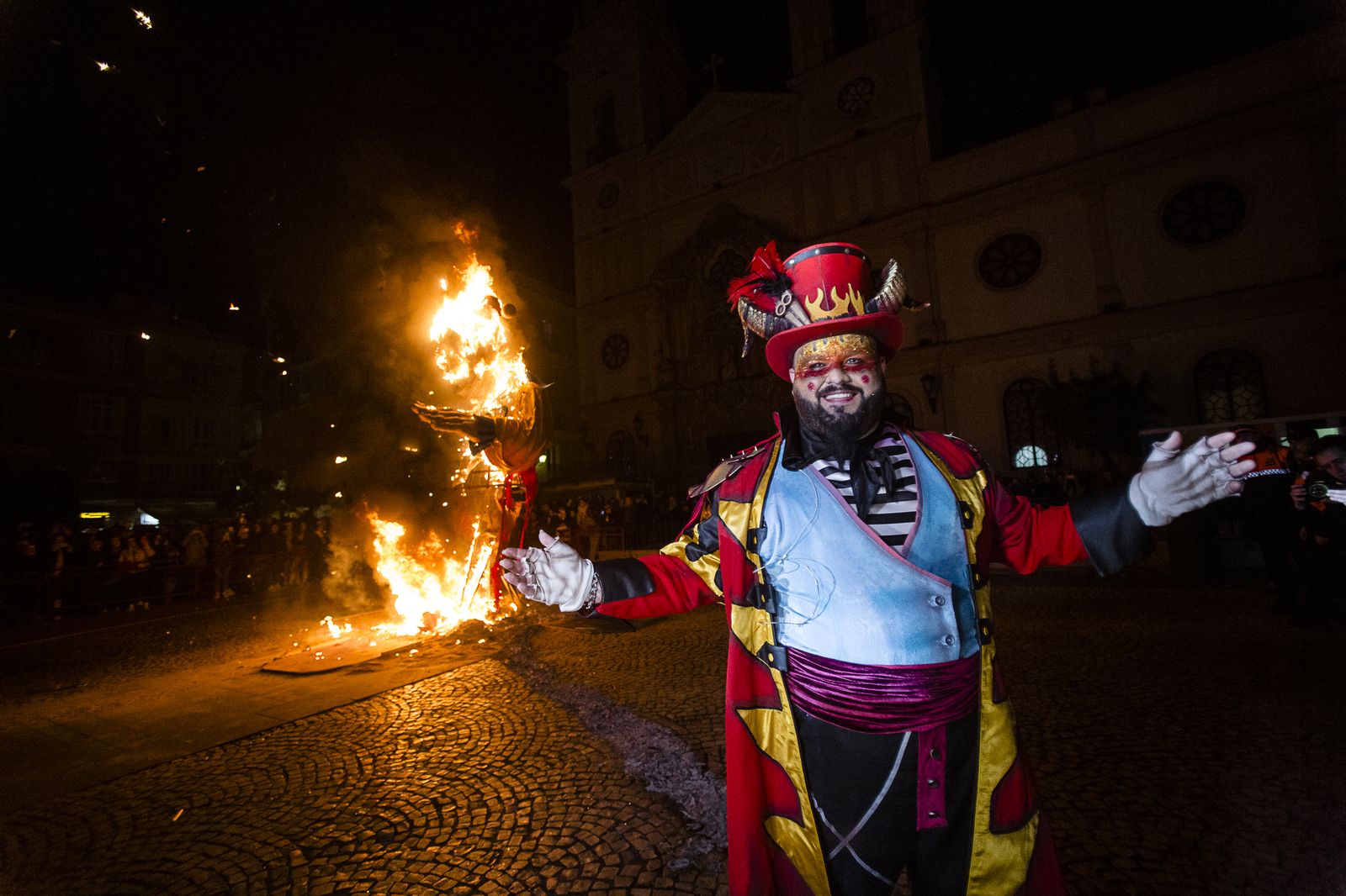 Las imágenes del pregón y la quema del Dios Momo