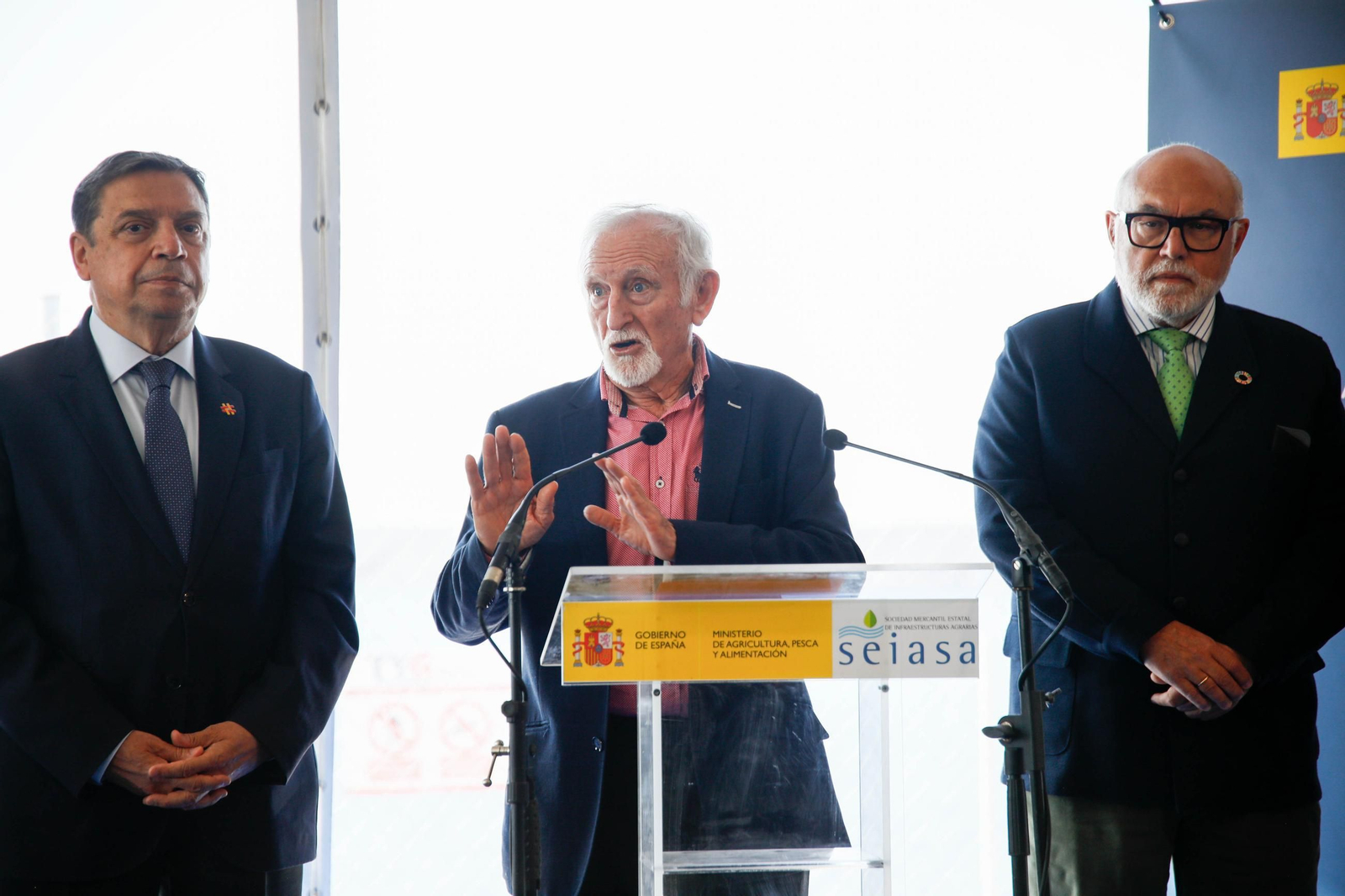 El ministro de Agricultura, Pesca y Alimentación, Luis Planas visita una de las balsas de la CUNC, en imágenes