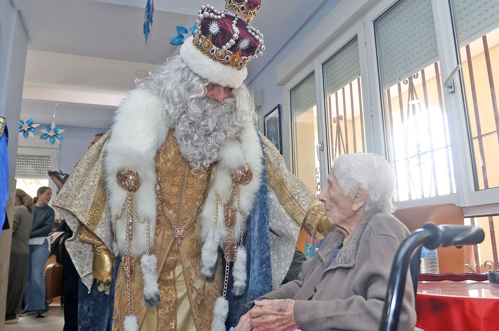 Reyes Magos de Huelva 2025: Imágenes de la visita al Asilo de Ancianos Santa Teresa de Jornet