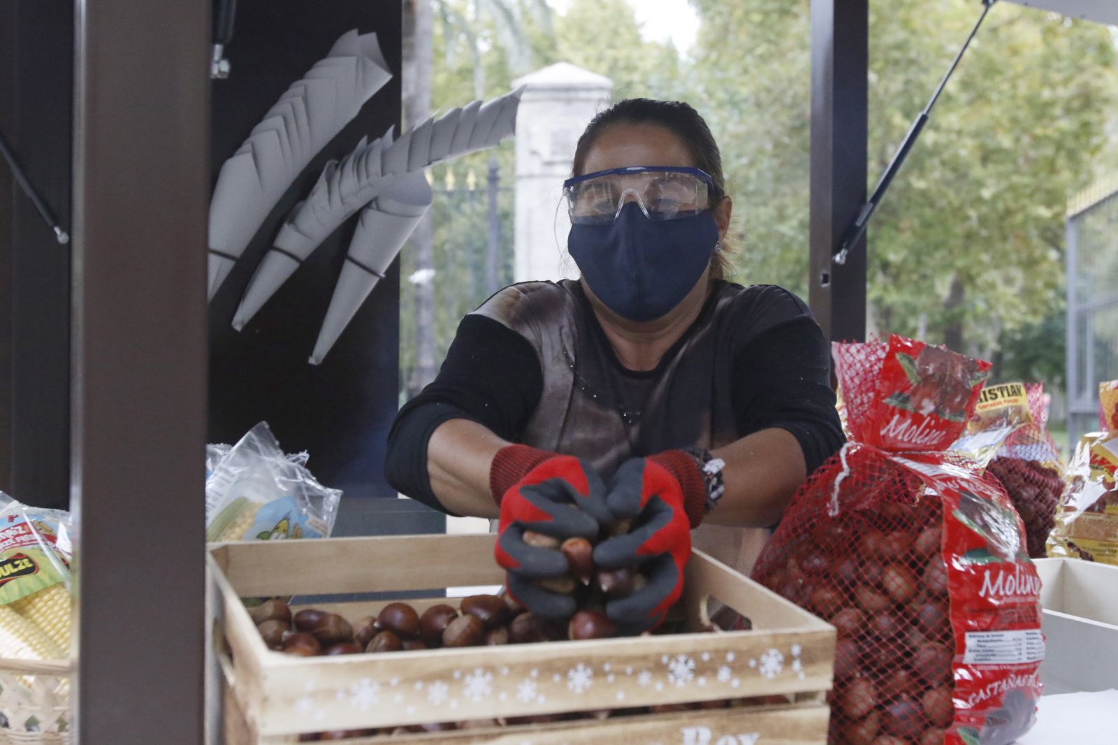 Una castañera trabaja en su puesto en la capital de Córdoba.