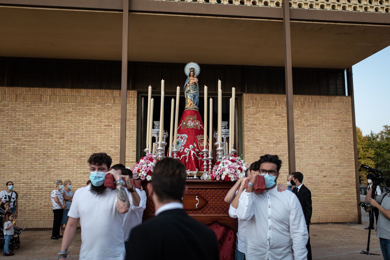 La procesión de la Virgen del Pilar por la Hispanidad en imágenes