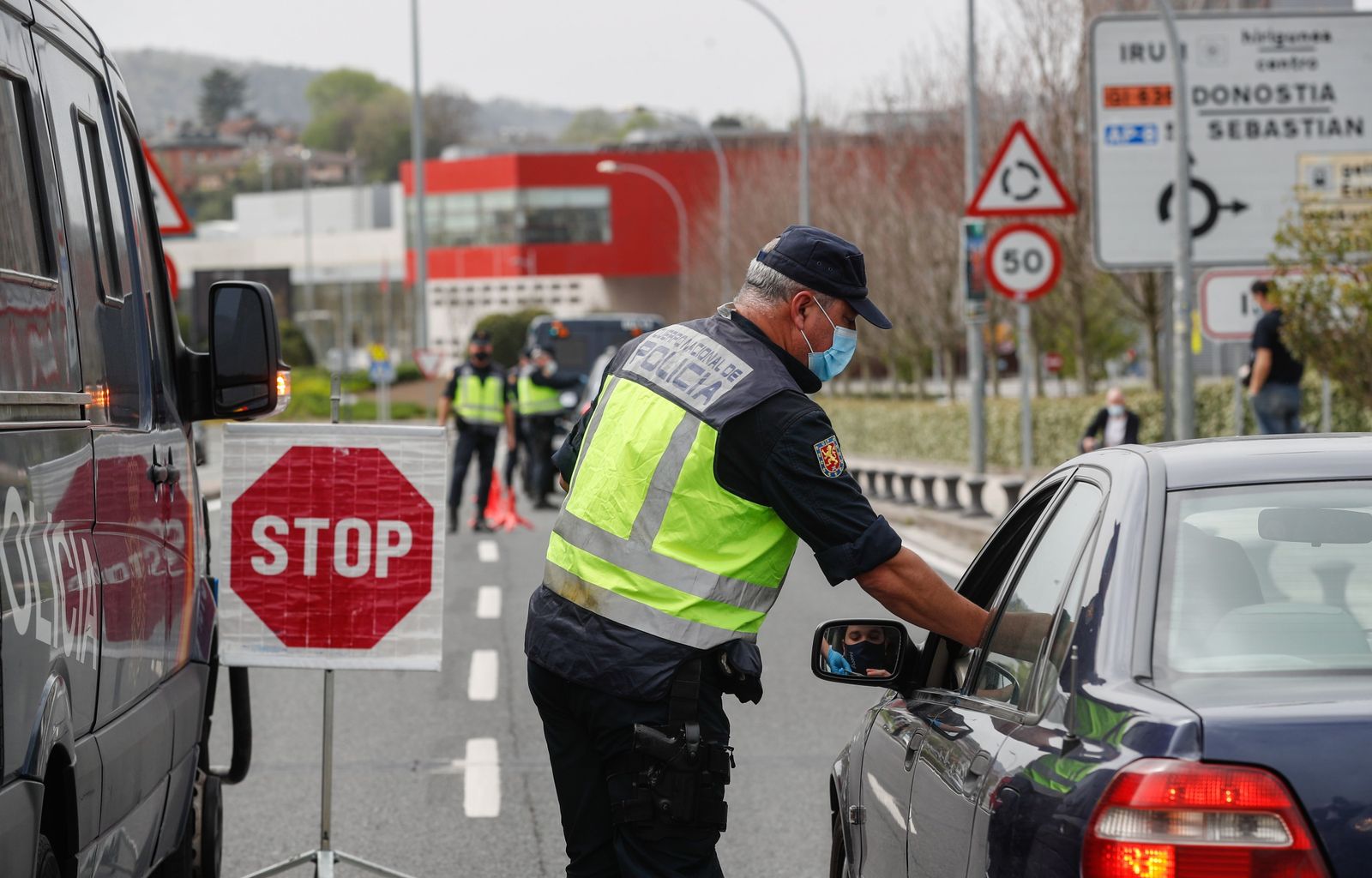 Controles en la frontera de España con Francia en Irún.