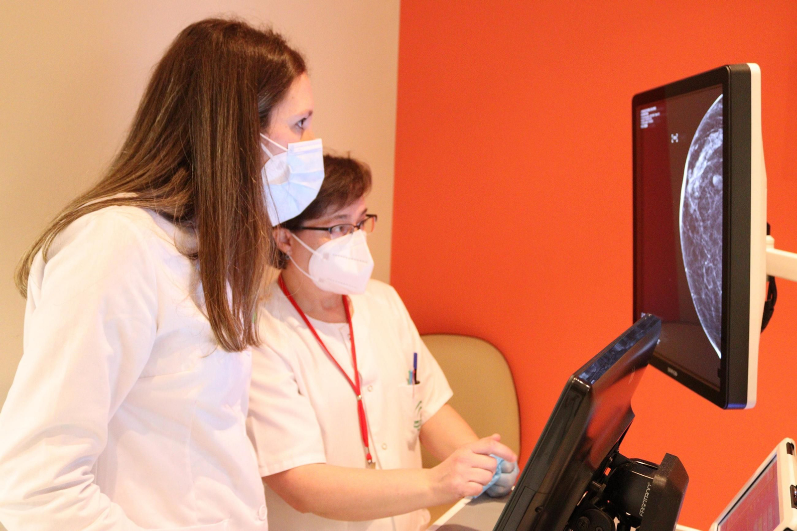 Dos especialistas observan la imagen de una mamografía.