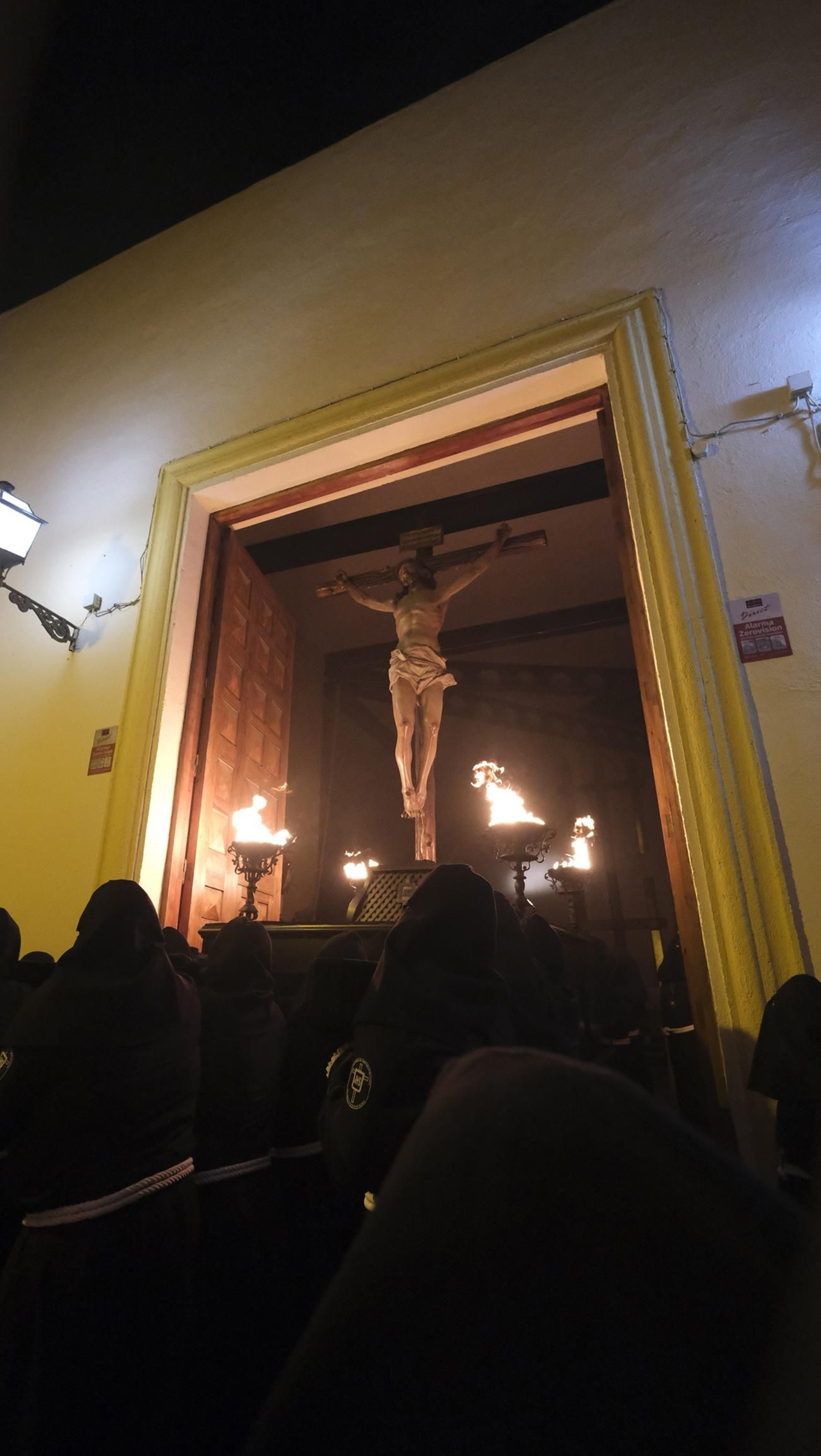 Procesión del Perdón en Almería, en imágenes
