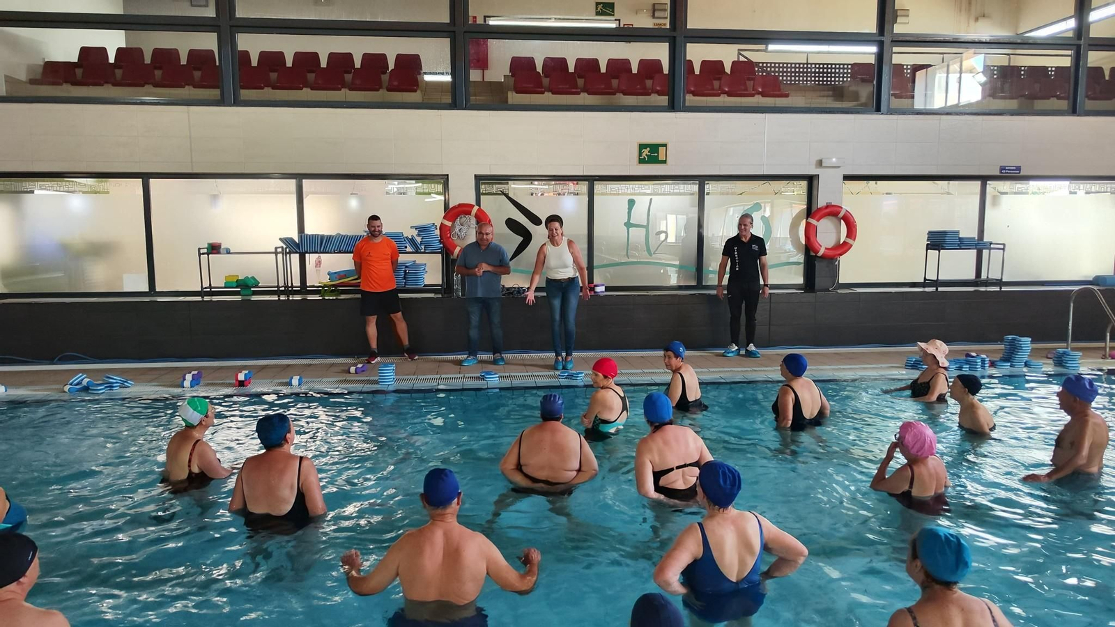 Usuarios del Centro Ocupacional Virgen del Río en una actividad de grupo en la piscina municipal