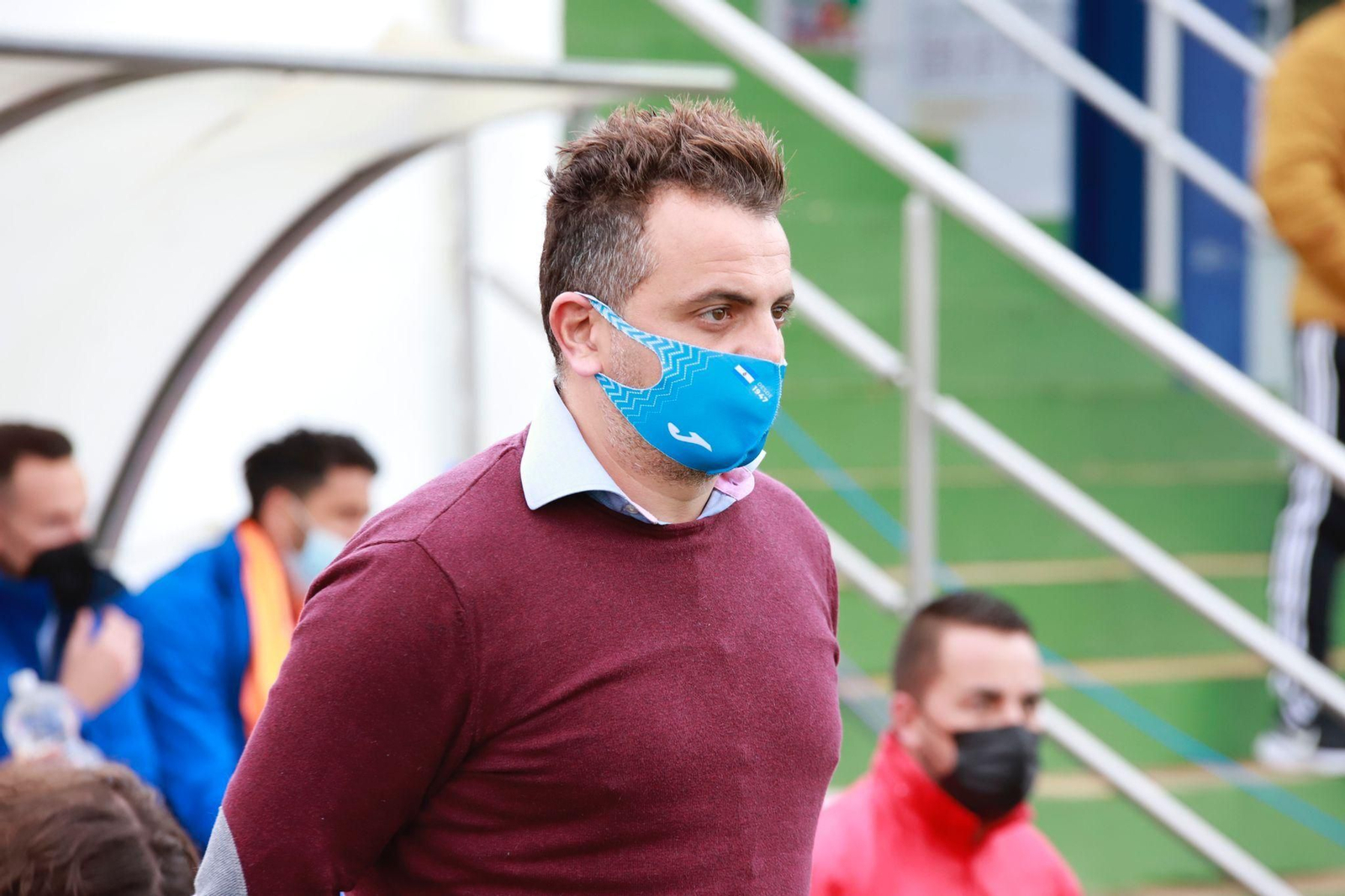 Joaquín Poveda sigue con atención el desarrollo del partido en el Pérez Ureba.