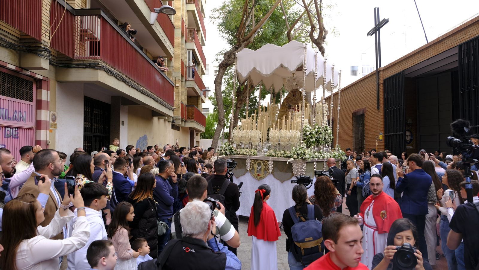 La Borriquita procesiona por las calles de Almería, en imágenes