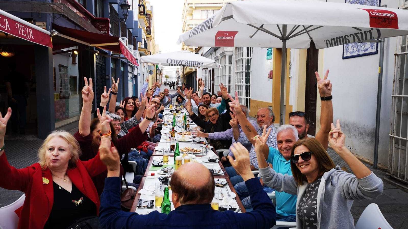Cena del equipo de Vox para cerrar la campaña.