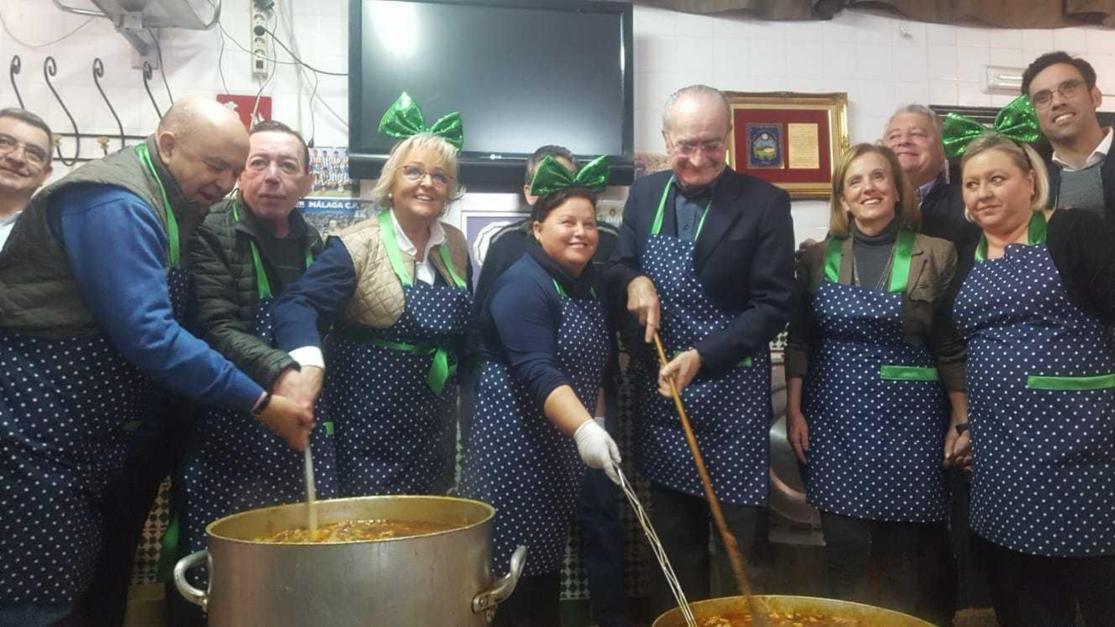 Autoridades, carnavaleros y responsables de la peña Cortijo de Torre, durante la preparación de la berza.