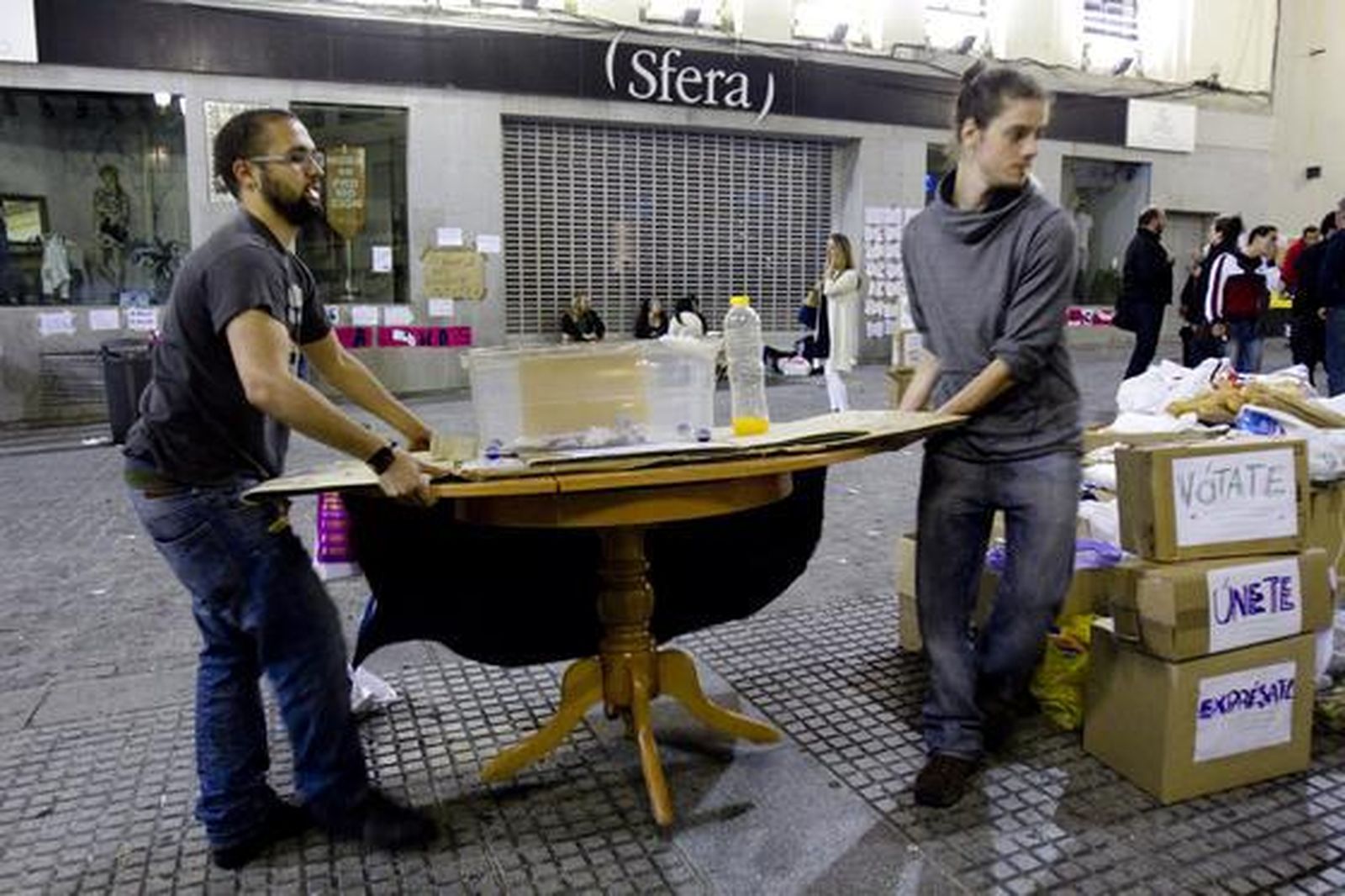 En torno a medio centenar de jóvenes continúa acampado en el Palillero como apoyo al movimiento del 15-M.  Foto: Lourdes de Vicente
