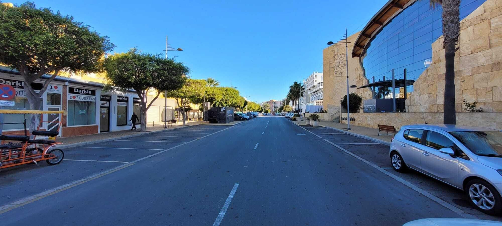 La desoladora decoración navideña de la Urbanización de Roquetas despierta la indignación de los comerciantes