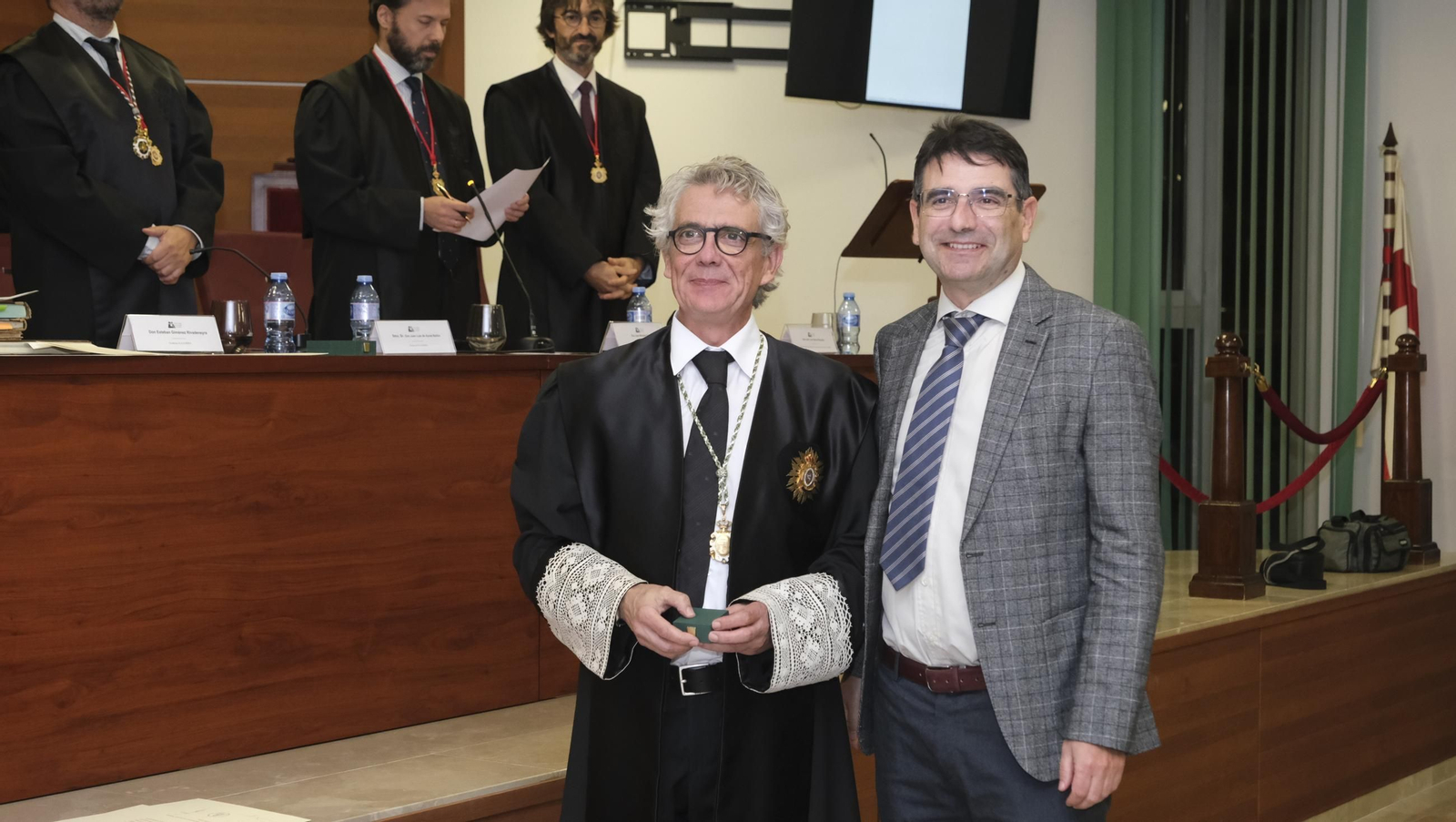 Entrega de insignias de 25 años de colegiado en el Colegio de Abogados de Almería, en imágenes