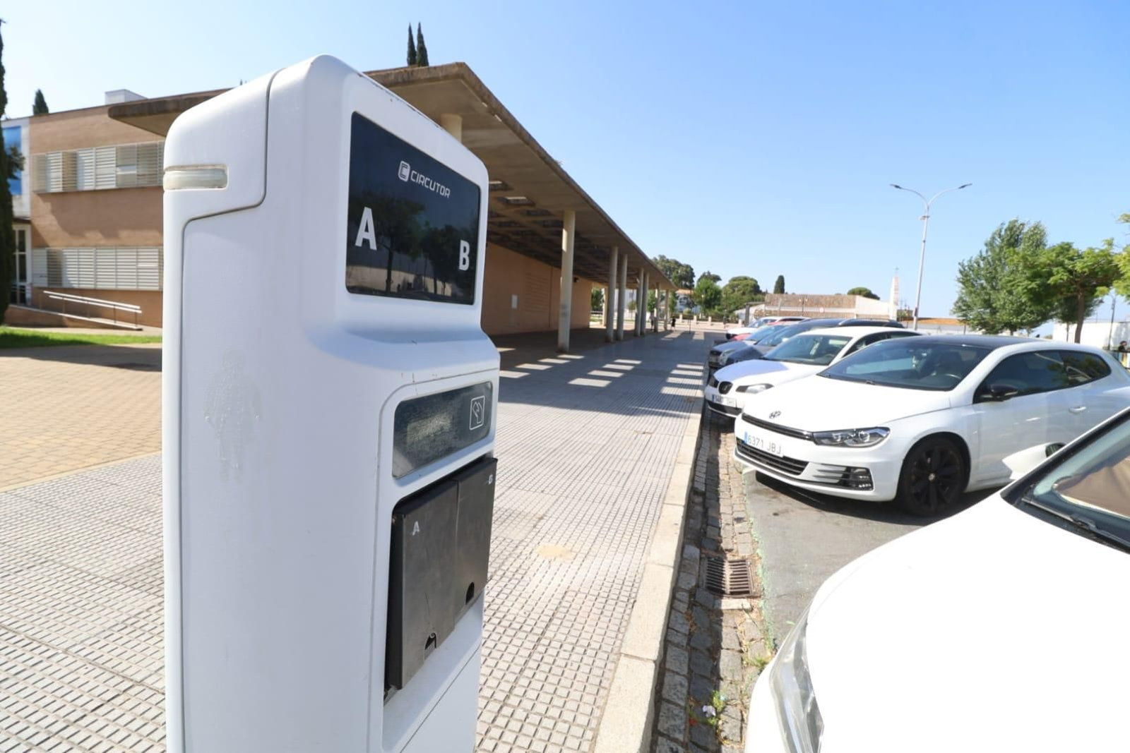 Un punto de recarga para coches eléctricos en Huelva capital.