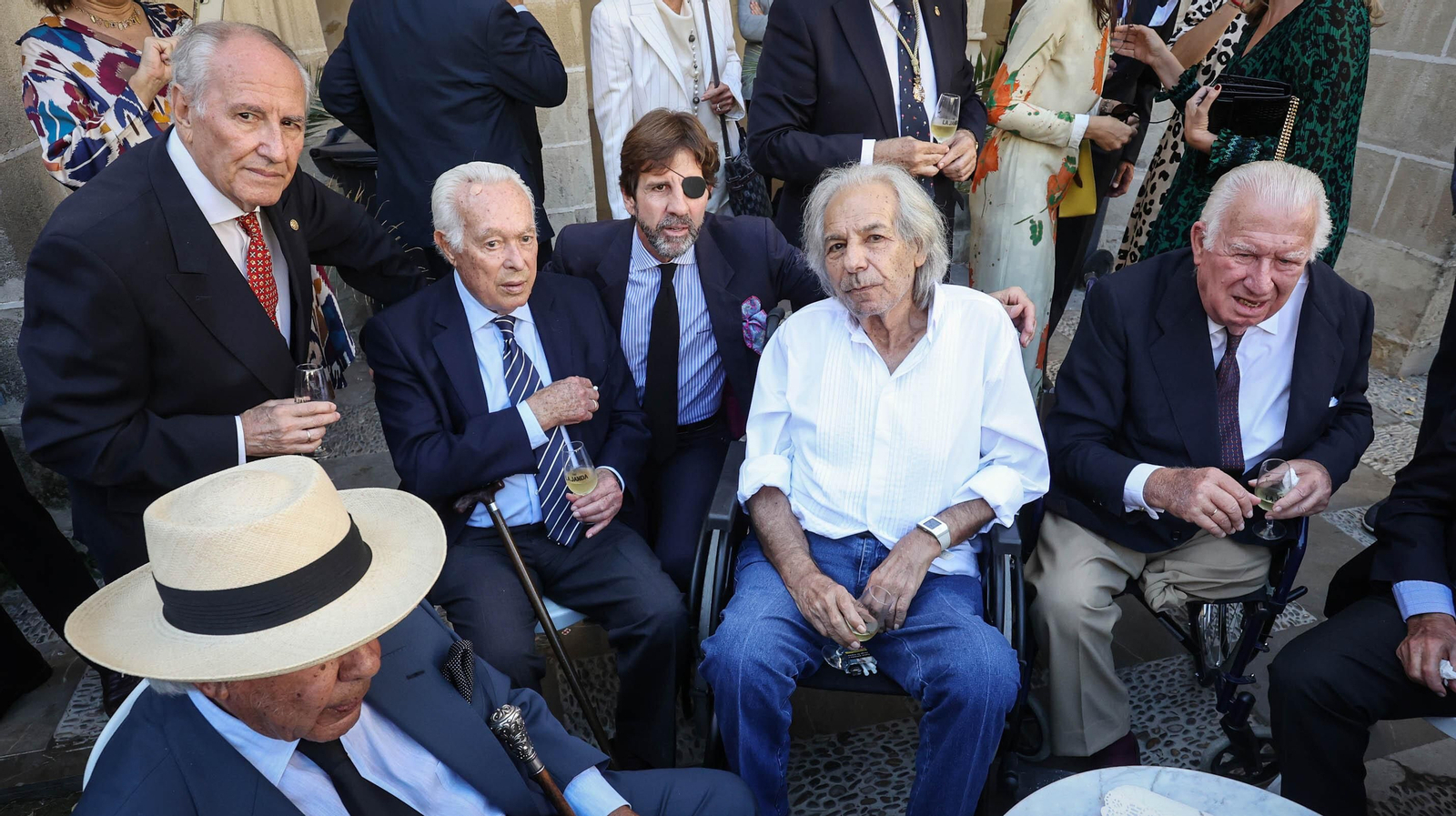 Rafael de Paula, Curro Romero, Padilla, entre otros asistentes al nombramiento de Ávaro Domeq