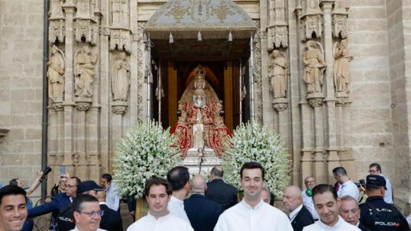La Virgen de los Reyes saliendo de la Catedral