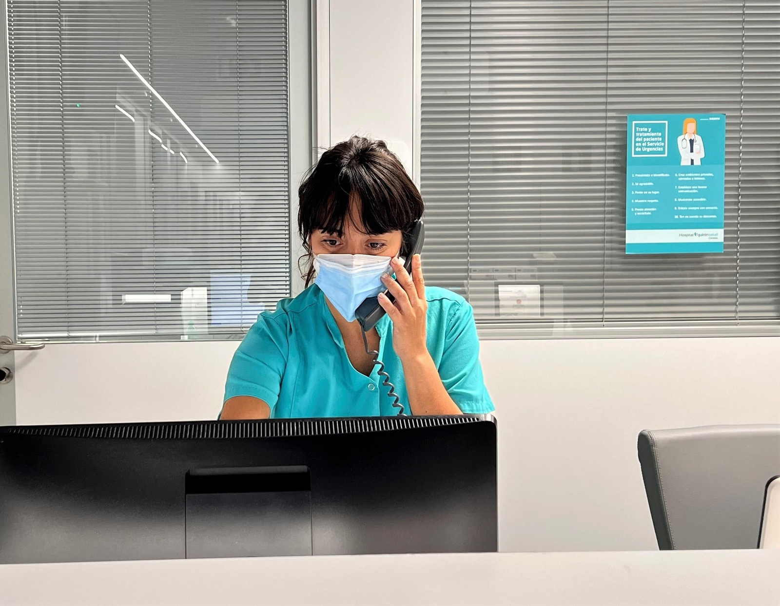 Una enfermera del servicio de Urgencias realiza una llamada de seguimiento telefónico.