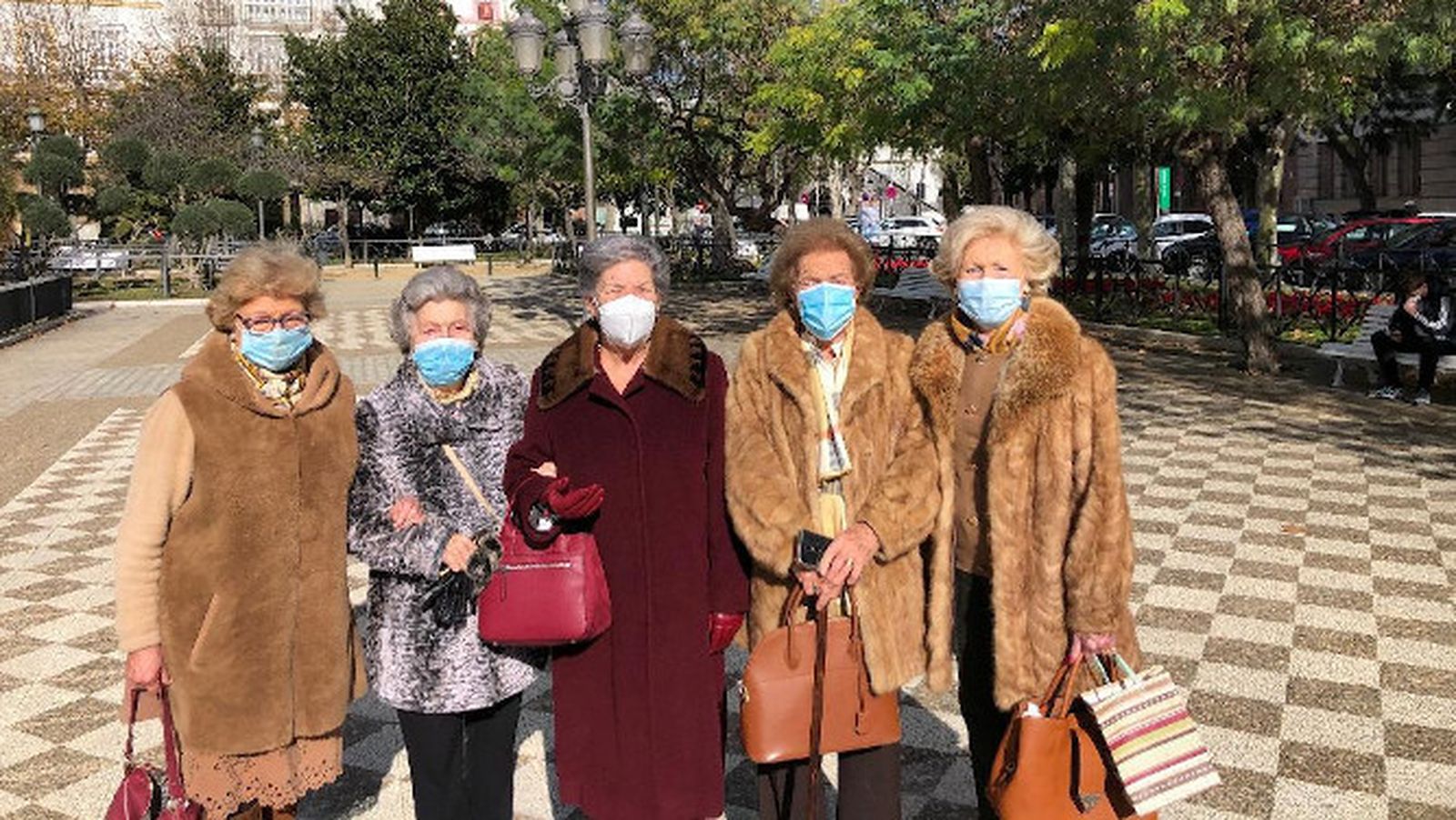 Mavi y Refu Grosso, Susana Dolarea y Teresa y Susana Grosso, durante el encuentro  en la plaza de España.