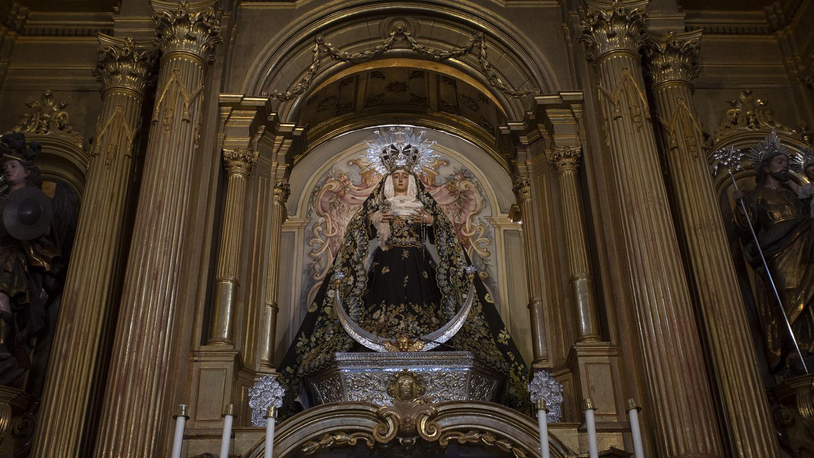 La Virgen de la Soledad se encuentra ahora mismo en la embocadura de su camarín.