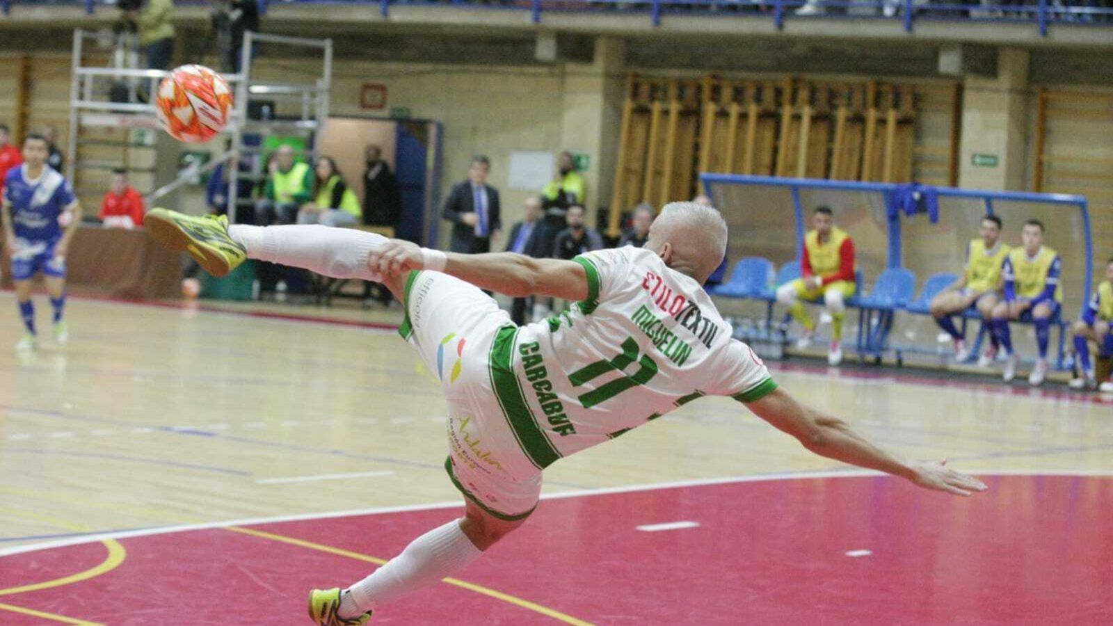 Miguelín ejecuta una semichilena ante el Manzanares.