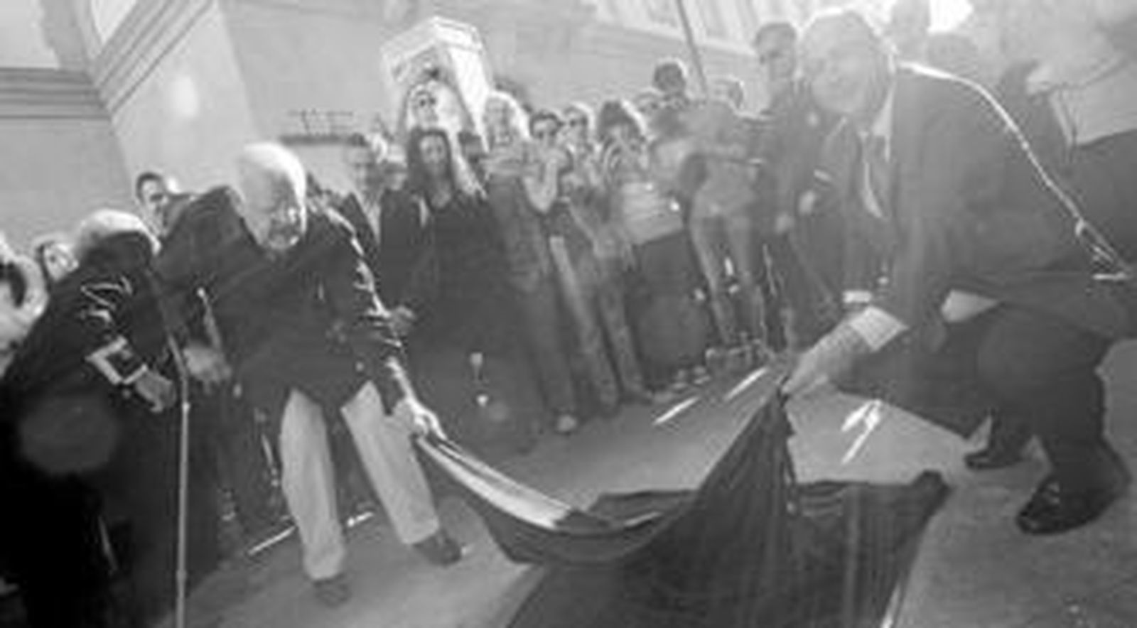 Eduardo Fajardo y el alcalde de Almería descubrieron en abril la primera estrella del Paseo de la Fama, junto al Teatro Cervantes.