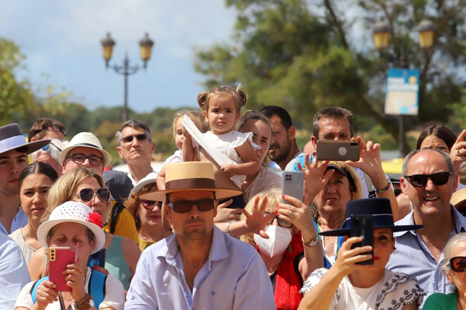 Imágenes del ambiente El Rocío y en Casas de Hermandades