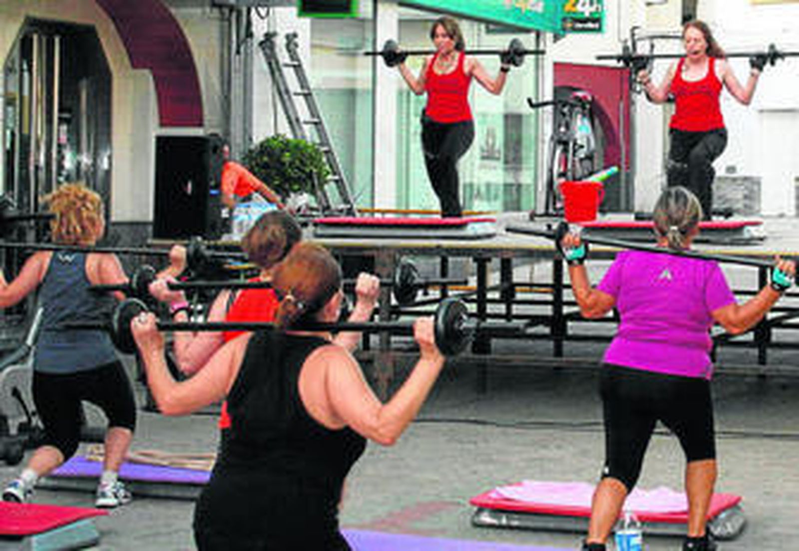 Alumnas siguen las directrices de las monitoras de musculación.