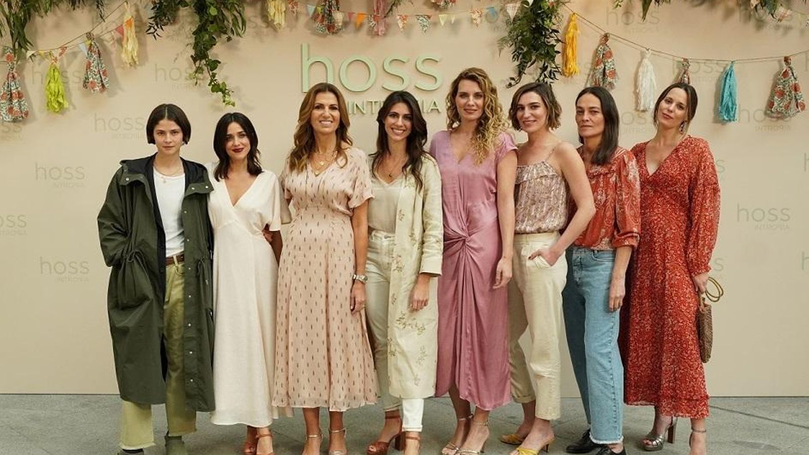 Alba Galocha, Macarena García, Marie Castellvi, Ana Cristina Portillo, Alejandra Osborne, Eugenia Osborne, Laura Ponte y Claudia Osborne, en el desfile de 'Hoss Intropia' este miércoles en Madrid.