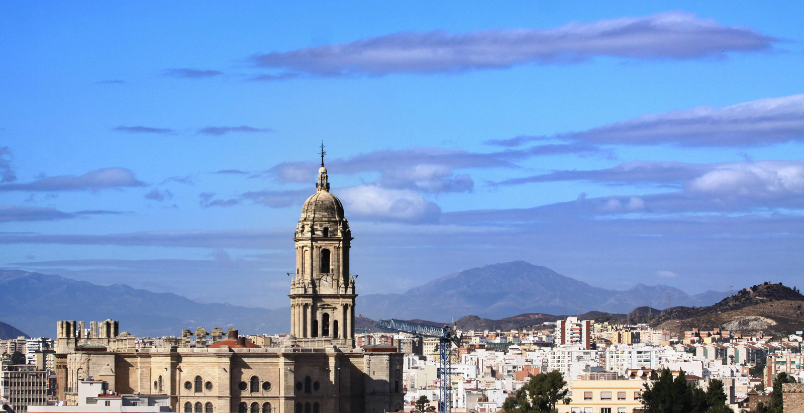 Vista de la Catedral de Málaga, con la ciudad al fondo.