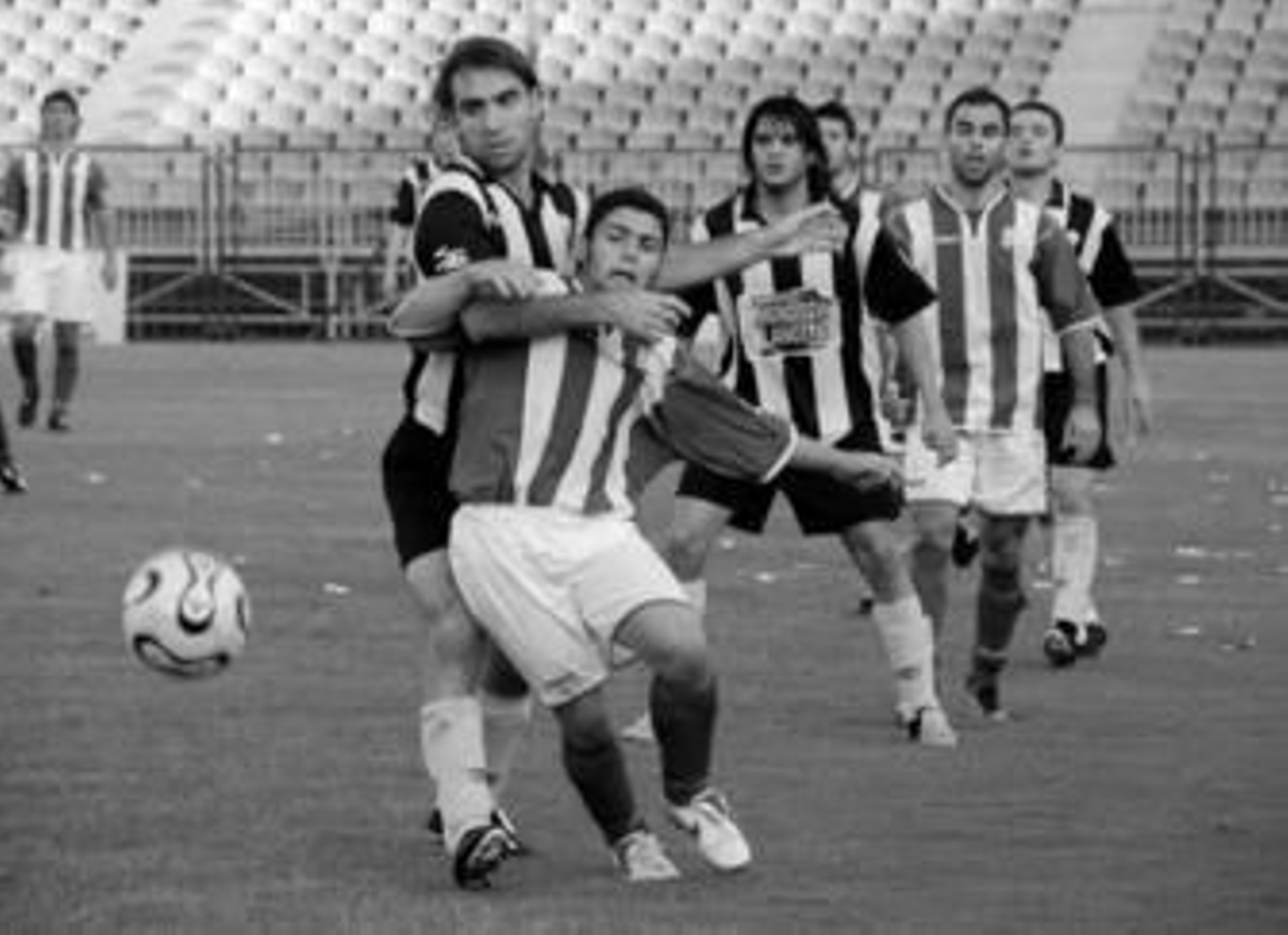 Alex, jugador del San Roque que en la foto rodea con su brazo a un contrario, recibió cuatro partidos de castigo.