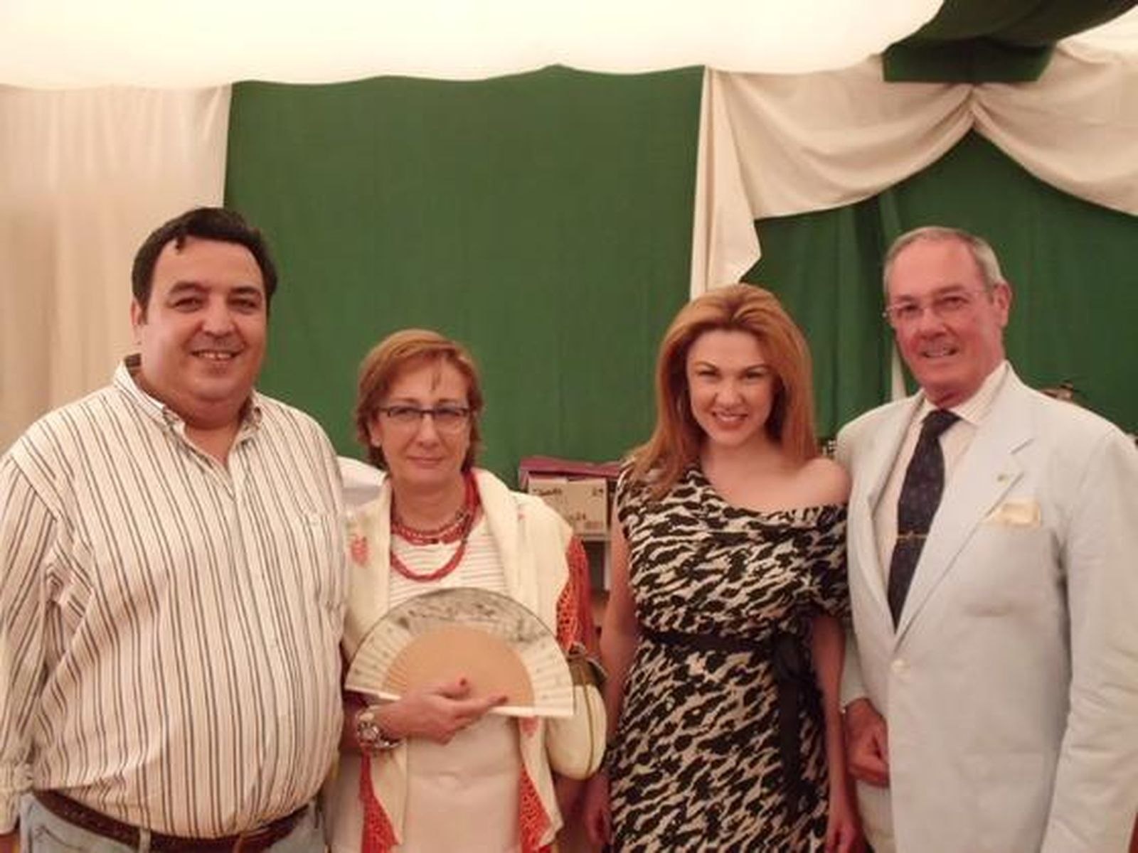 José María Escribano y su hermana Marta, con Víctor Pastoriza y la periodista Mar Barrera viviendo la fiesta.