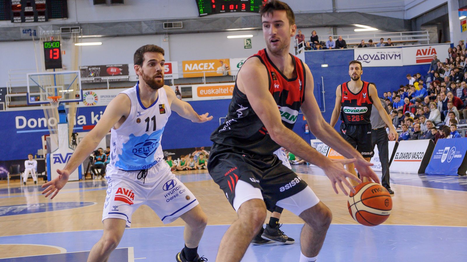 Joan Pardina, vigilado por Mikel Uriz