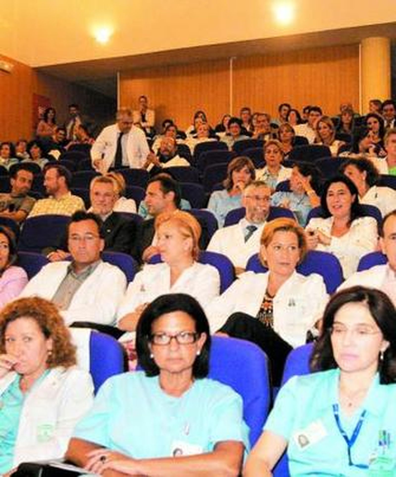 Médicos del Reina Sofía, ayer en la presentación del instituto.
