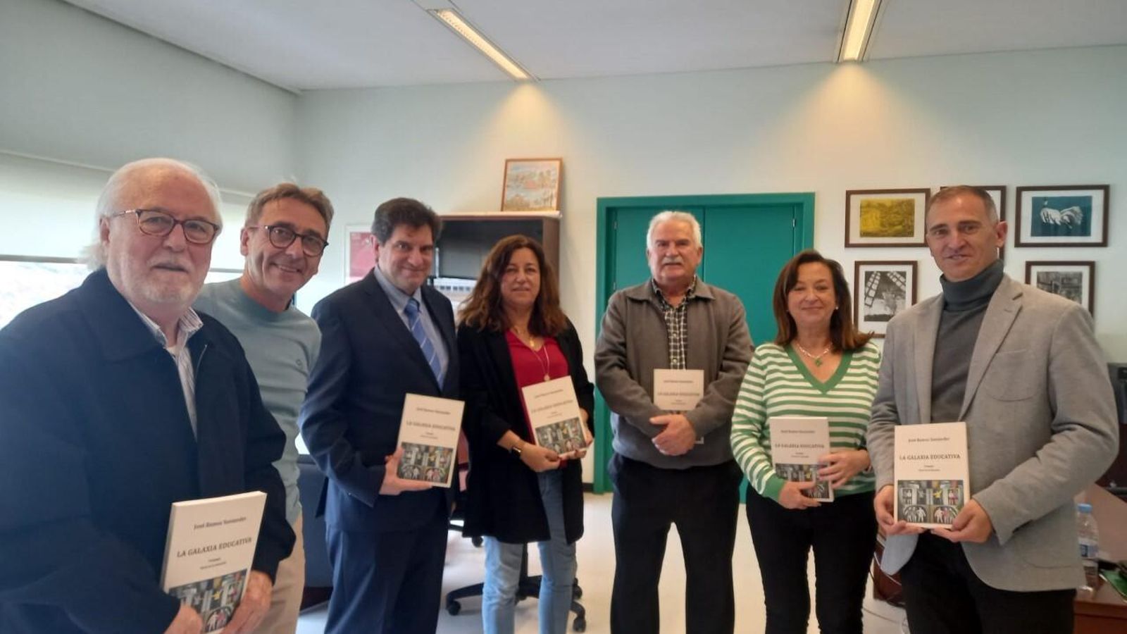 La familia de José Ramos Santander entrega en la Delegación de Educación 218 ejemplares de su última obra.