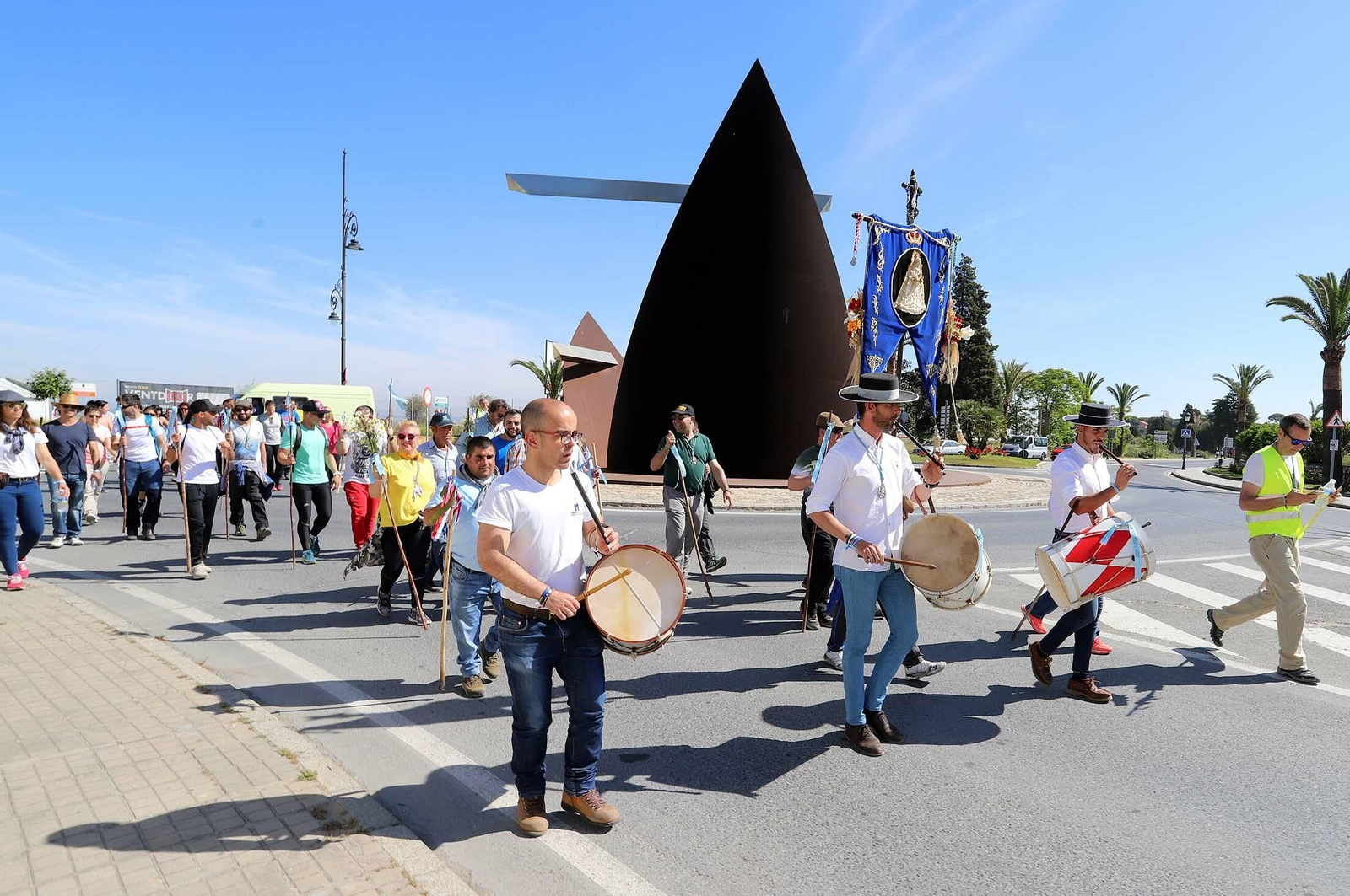 Imágenes de los presos de la cárcel de Huelva en su camino hacia El Rocío