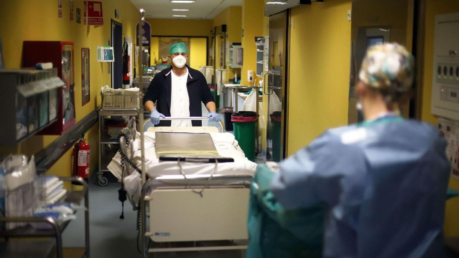 Profesionales trabajando en el Hospital Infanta Elena.